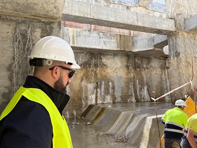 El alcalde, Germán Beardo, se reúne con los vecinos de la Barriada de la Playa y visita la obra del Tanque de Tormentas