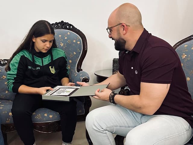 El alcalde Germán Beardo recibe a Marta Galdeano, subcampeona de España con la Selección Andaluza Alevín de fútbol