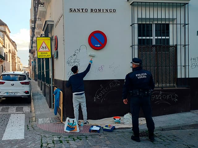 La Policía Local de El Puerto resuelve un nuevo caso de vandalismo contra el patrimonio: identifica a un grafitero que resarce los daños restaurando la fachada afectada