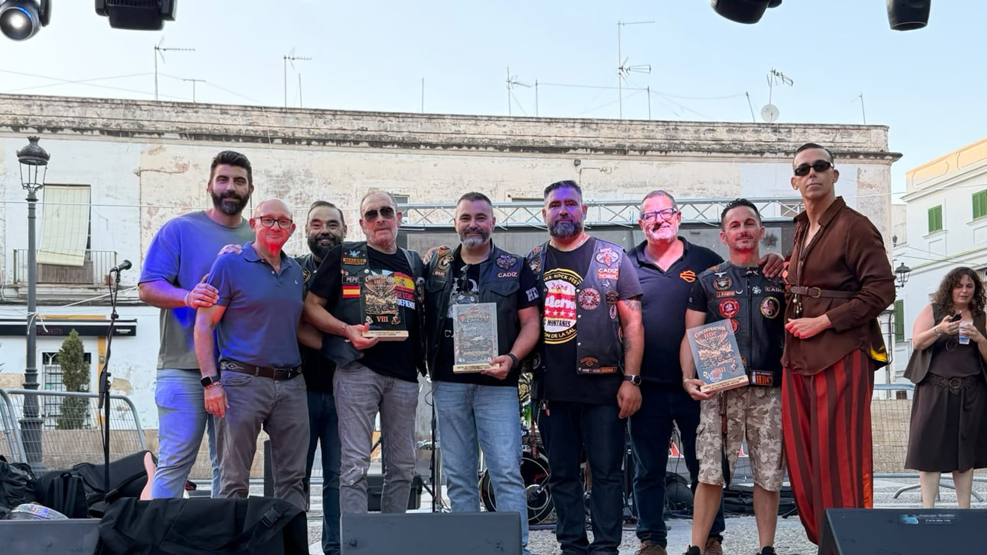 Gran ambiente internacional en la Plaza del Castillo durante la VIII Concentración de Harley Davidson Club