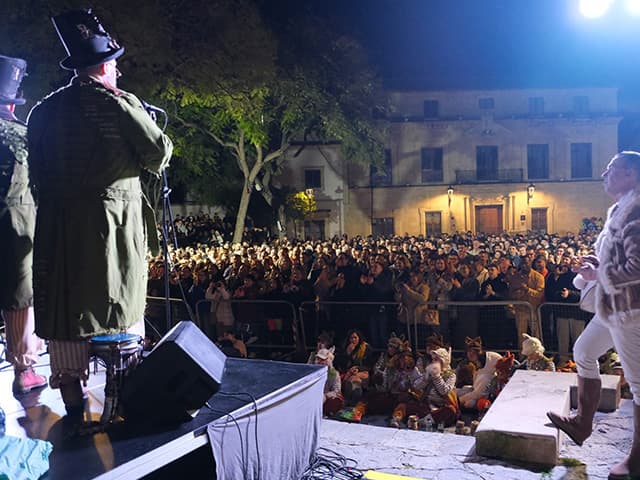 Una Plaza del Castillo llena vibra con la comparsa de Martínez Ares