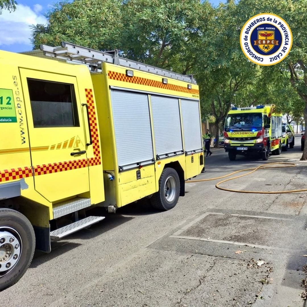 Tres personas trasladadas al hospital por inhalación de humo tras un incendio en la calle Virgen de los Milagros