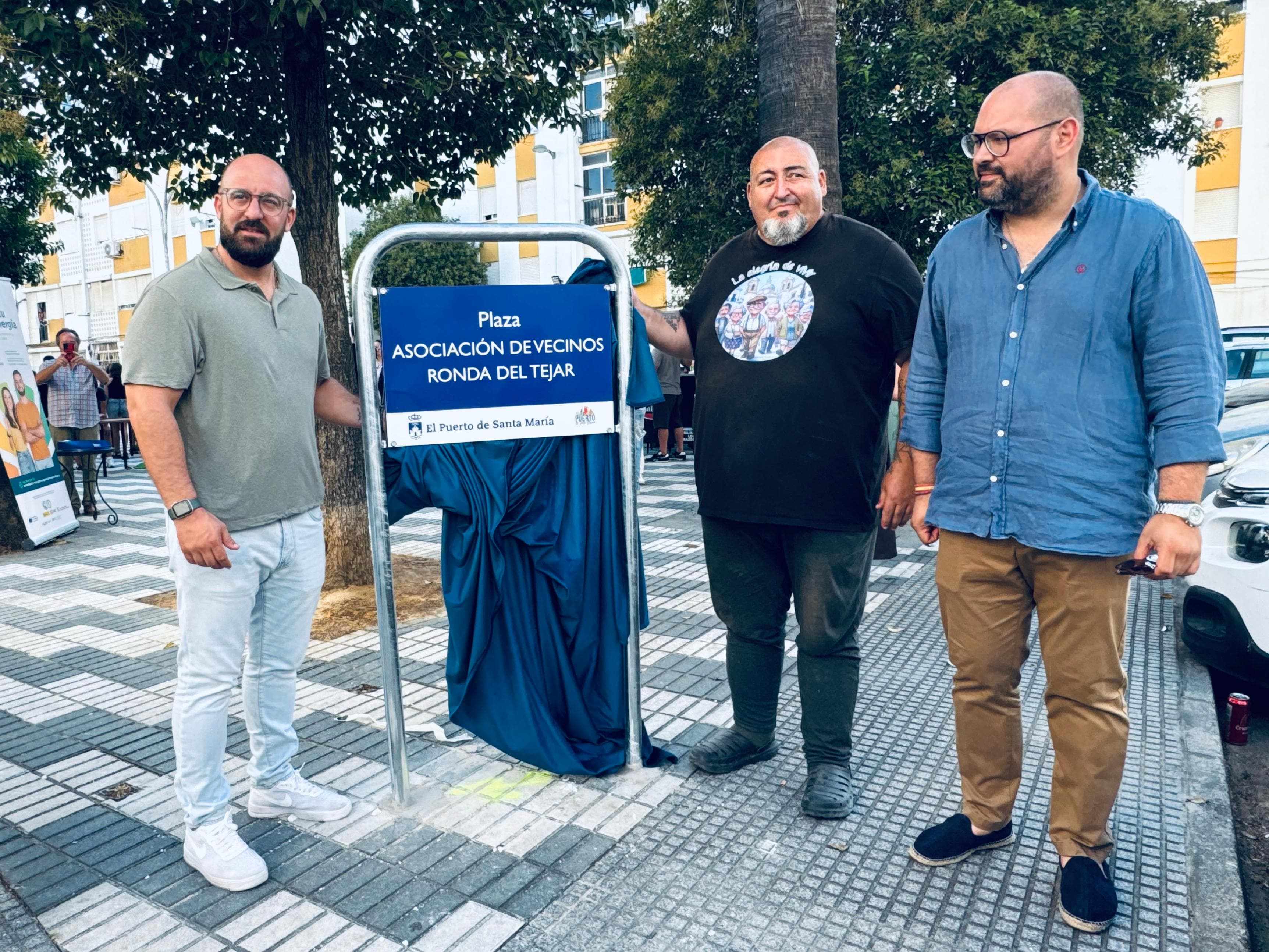 El alcalde Germán Beardo inaugura la nueva plaza de la Asociación de Vecinos Ronda del Tejar con una gran fiesta vecinal