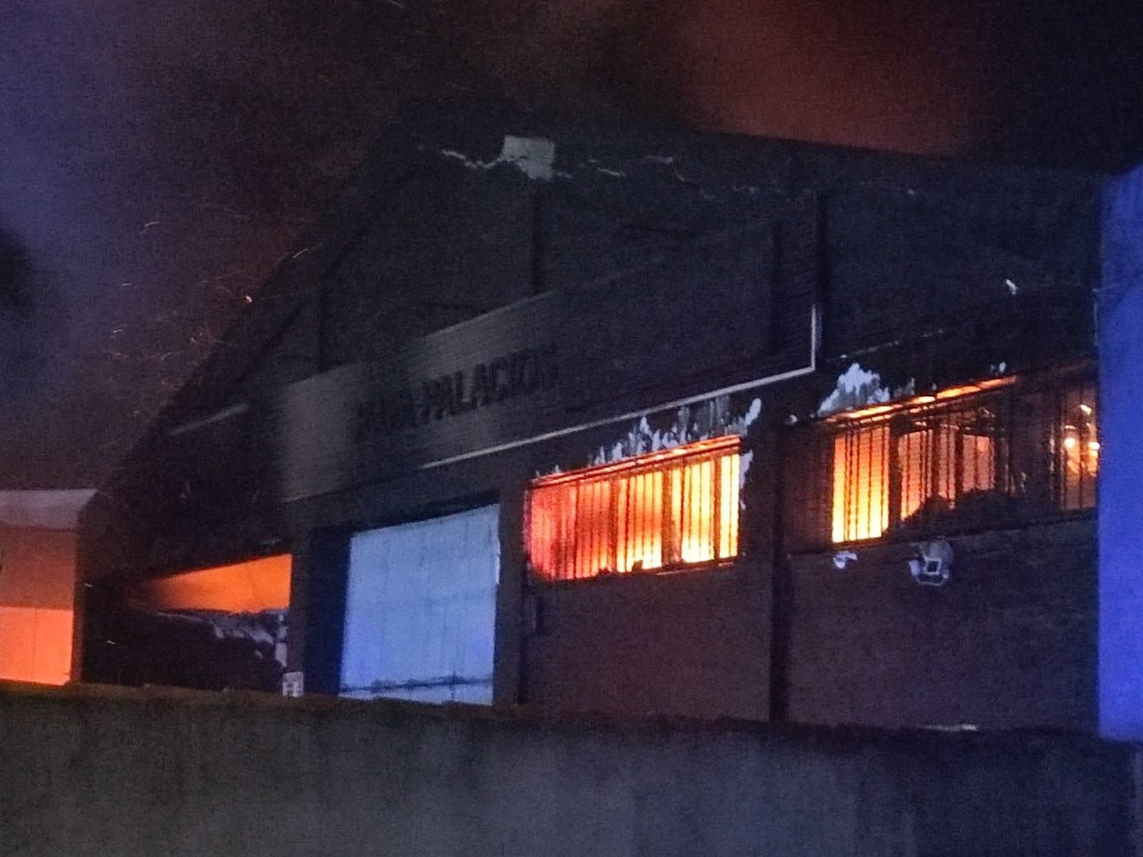 Imagen de la noticia: Bomberos sofocan un incendio en una nave de la calle Francisco Cossi Ochoa (Sucesos)