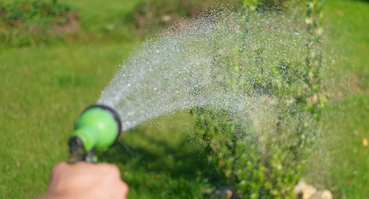 Apemsa invita a un riego responsable de jardines para contribuir al ahorro de agua este verano
