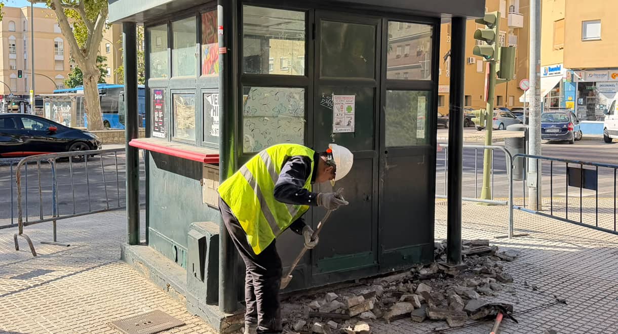 Imagen de la noticia: El Consistorio retira cinco quioscos en desuso de distintos puntos de la ciudad (Obras)