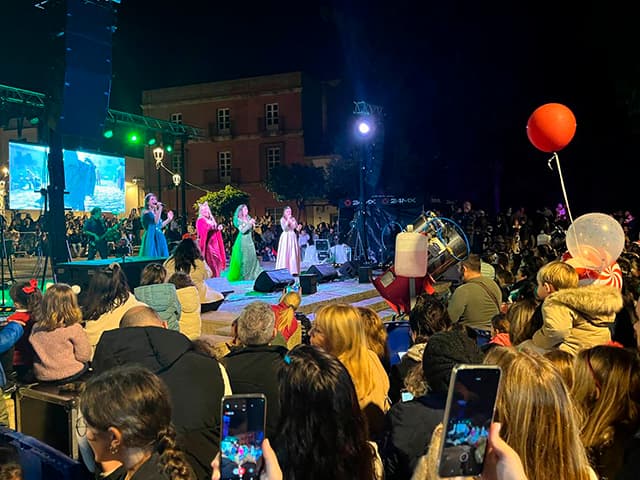 La Plaza del Castillo se llenó ayer de ilusión y magia en la gran fiesta familiar que incluyó el concierto tributo a Disney “Voy a cantarte”