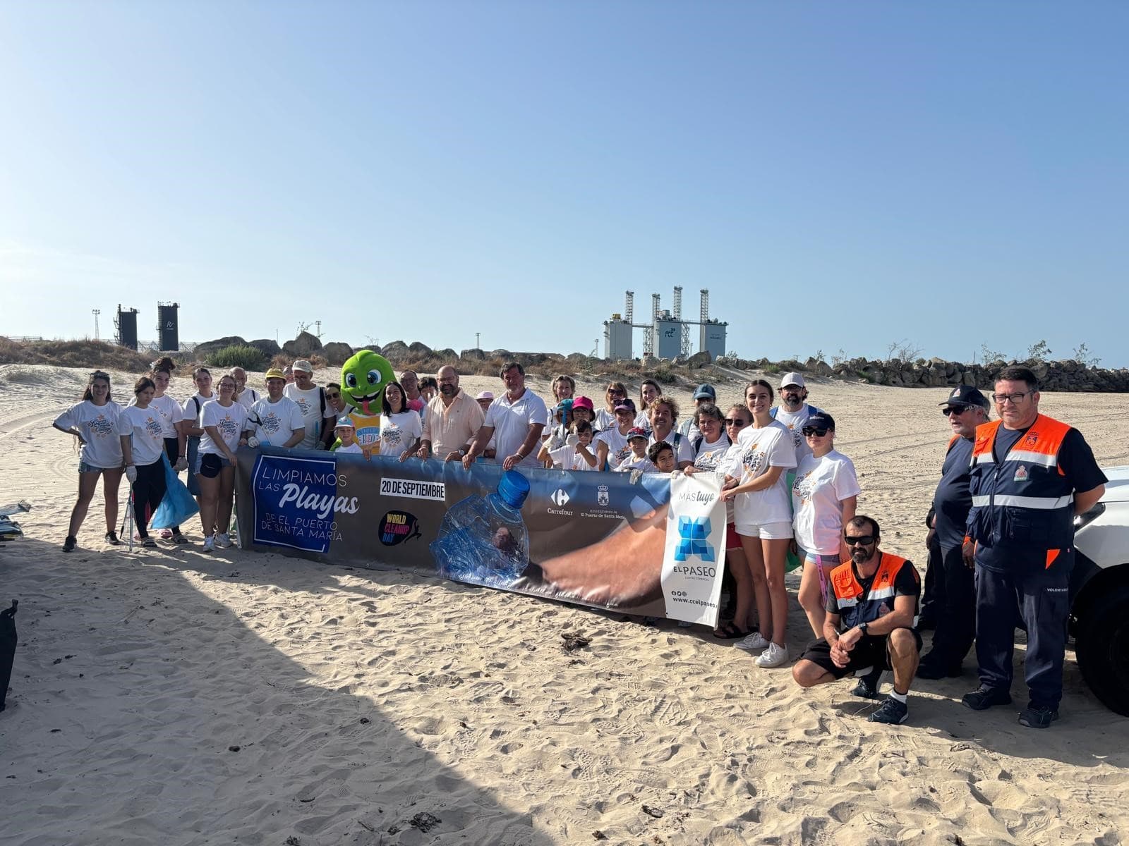 El Paseo lidera una jornada de limpieza en la Playa de La Puntilla de El Puerto sumándose al World Cleanup Day