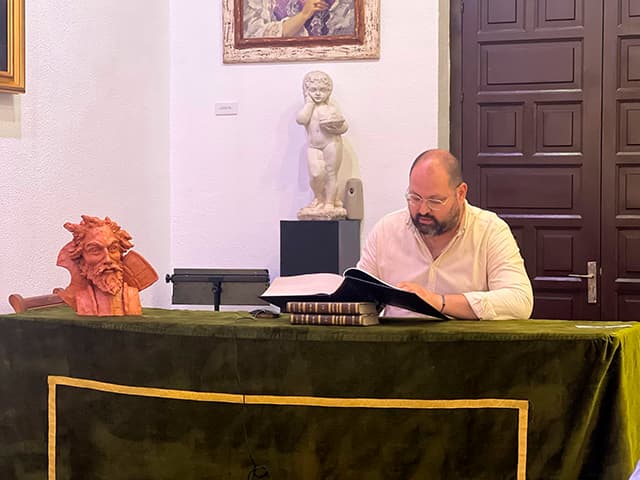 Los concejales Enrique Iglesias, Javier Bello y David Calleja participan en la lectura continuada de El Quijote en la Academia de Bellas Artes Santa Cecilia