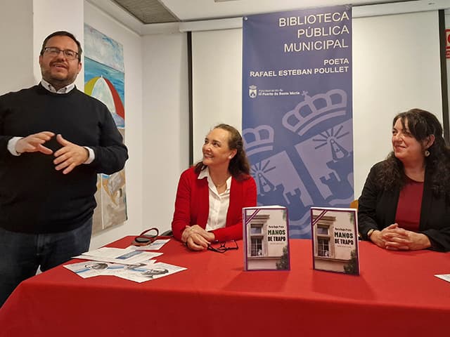 Los concejales Enrique Iglesias y Javier Bello acompañan a María Regla Prieto en la presentación de “Manos de trapo”, una nueva cita literaria en el marco del Día del Libro