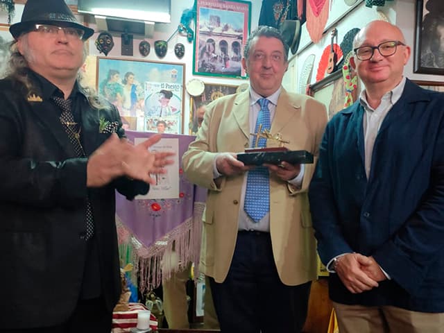 José Ignacio González acude a la entrega del IV Llamador de Bronce que ha recibido el capataz portuense Jesús Delgado González
