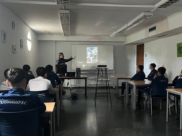 La Policía Local impulsa un taller para promover el uso seguro de las redes sociales en el fútbol base