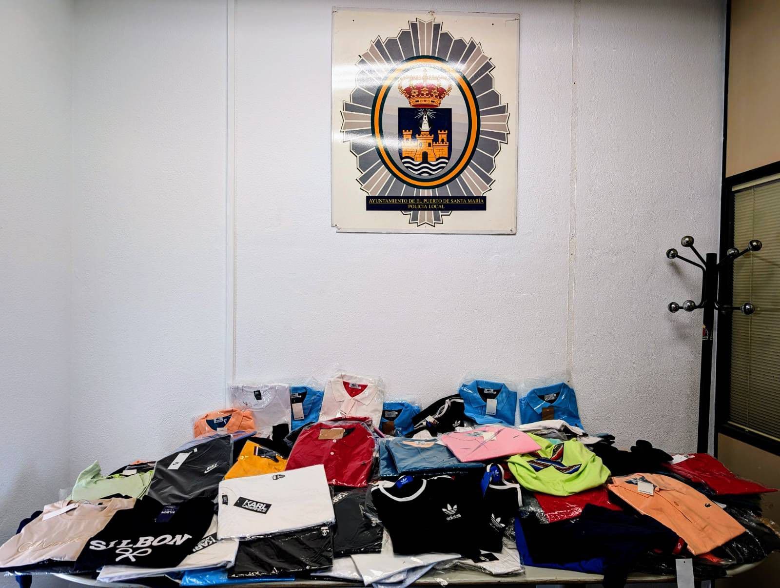 La Policía Local de El Puerto de Santa María interviene casi medio millar de artículos falsificados en Valdelagrana
