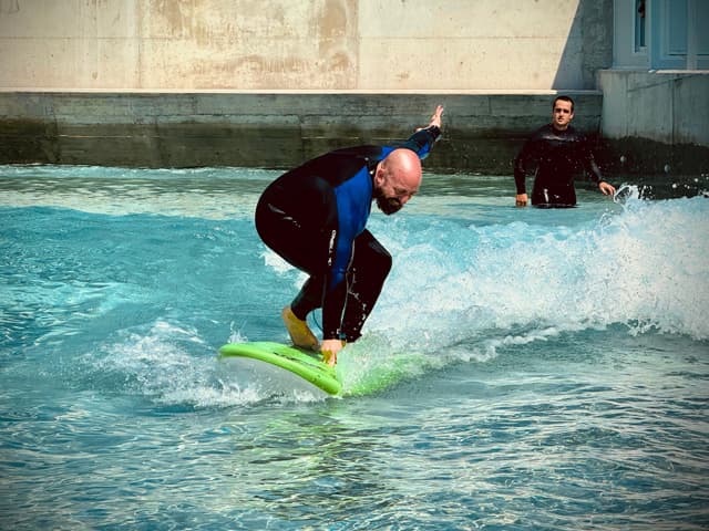 Germán Beardo visita las instalaciones de Nomadas Surf Park