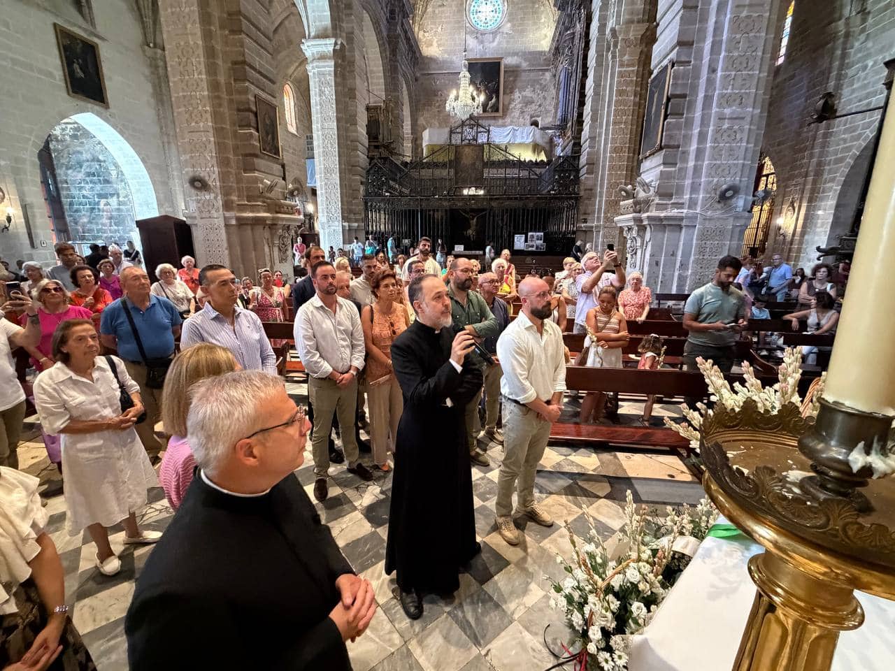Imagen de la noticia: El Ayuntamiento realiza su tradicional ofrenda floral a la Virgen de los Milagros (Virgen de Los Milagros)