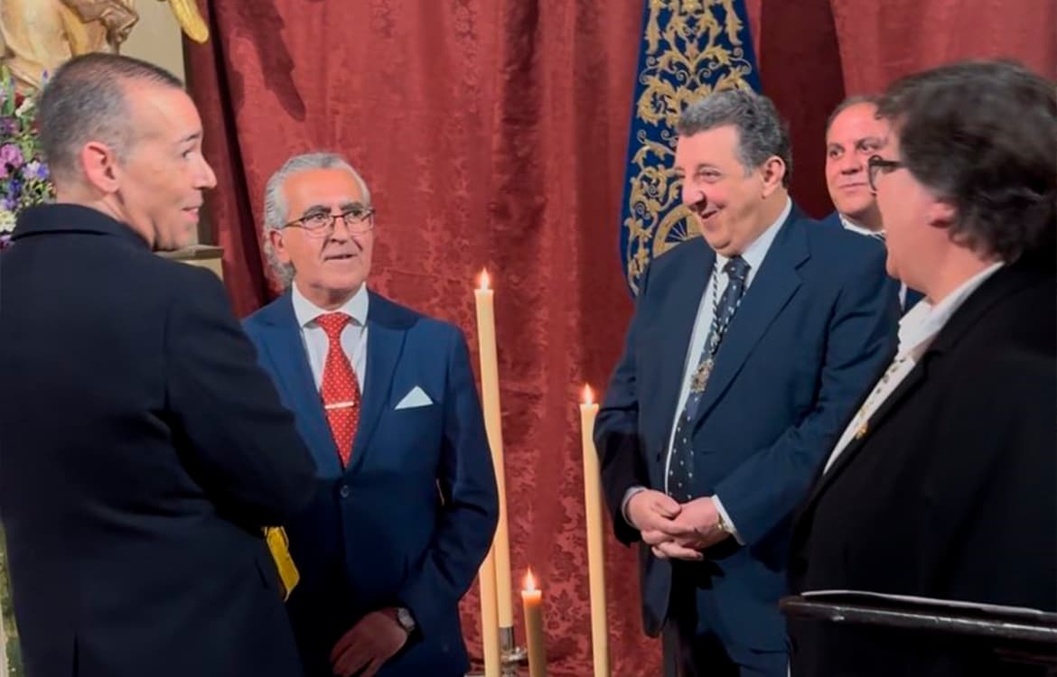 Calleja acompaña a la Hermandad de El Olivo en el besapiés y entrega de pasadores de plata al pregonero