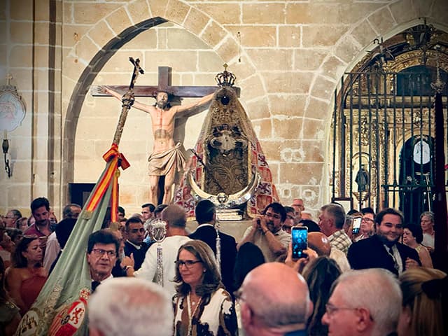 La imagen de la Patrona, trasladada desde el Altar Mayor de la Basílica a su Capilla