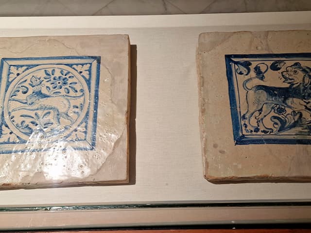 Dos azulejos del Palacio de Purullena son la pieza bimensual que se expone en el Hospitalito