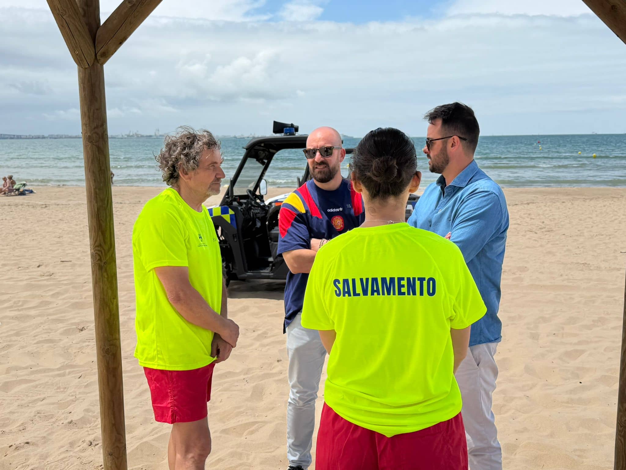 Imagen de la noticia: El Puerto refuerza los servicios de playas y pinares con más medios, seguridad y accesibilidad (Playas)