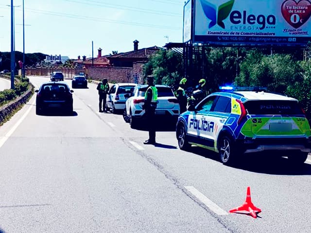 La Policía Local de El Puerto despliega controles en Puerto Sherry, coincidiendo con la apertura de los chiringuitos