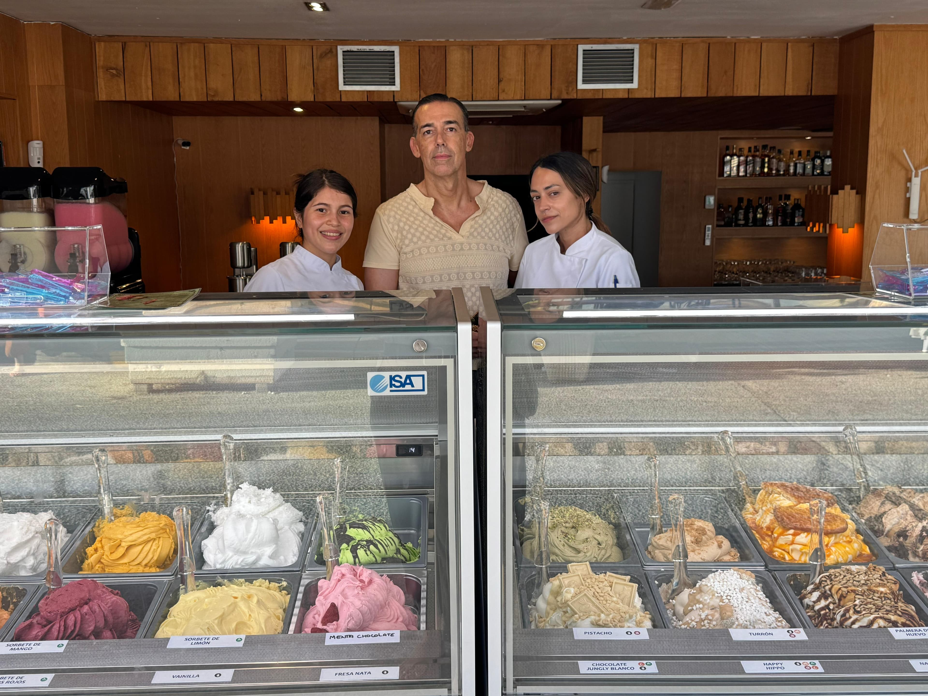 El teniente de alcalde de Comercio y Hostelería, David Calleja, visita Quimbao Gelato & Cocktails, un nuevo espacio que enriquece la oferta del Puerto Deportivo de Puerto Sherry