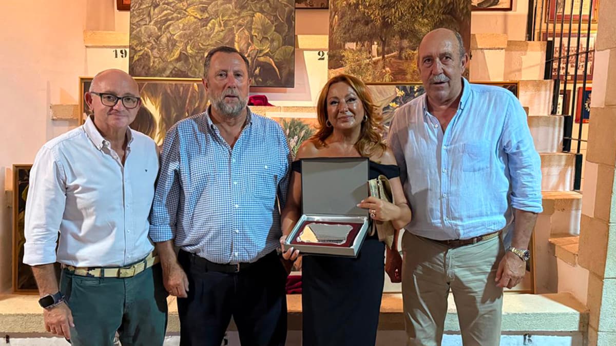 El Club Taurino El Rabo acoge una exposición de óleos de la artista portuense Lola Feria