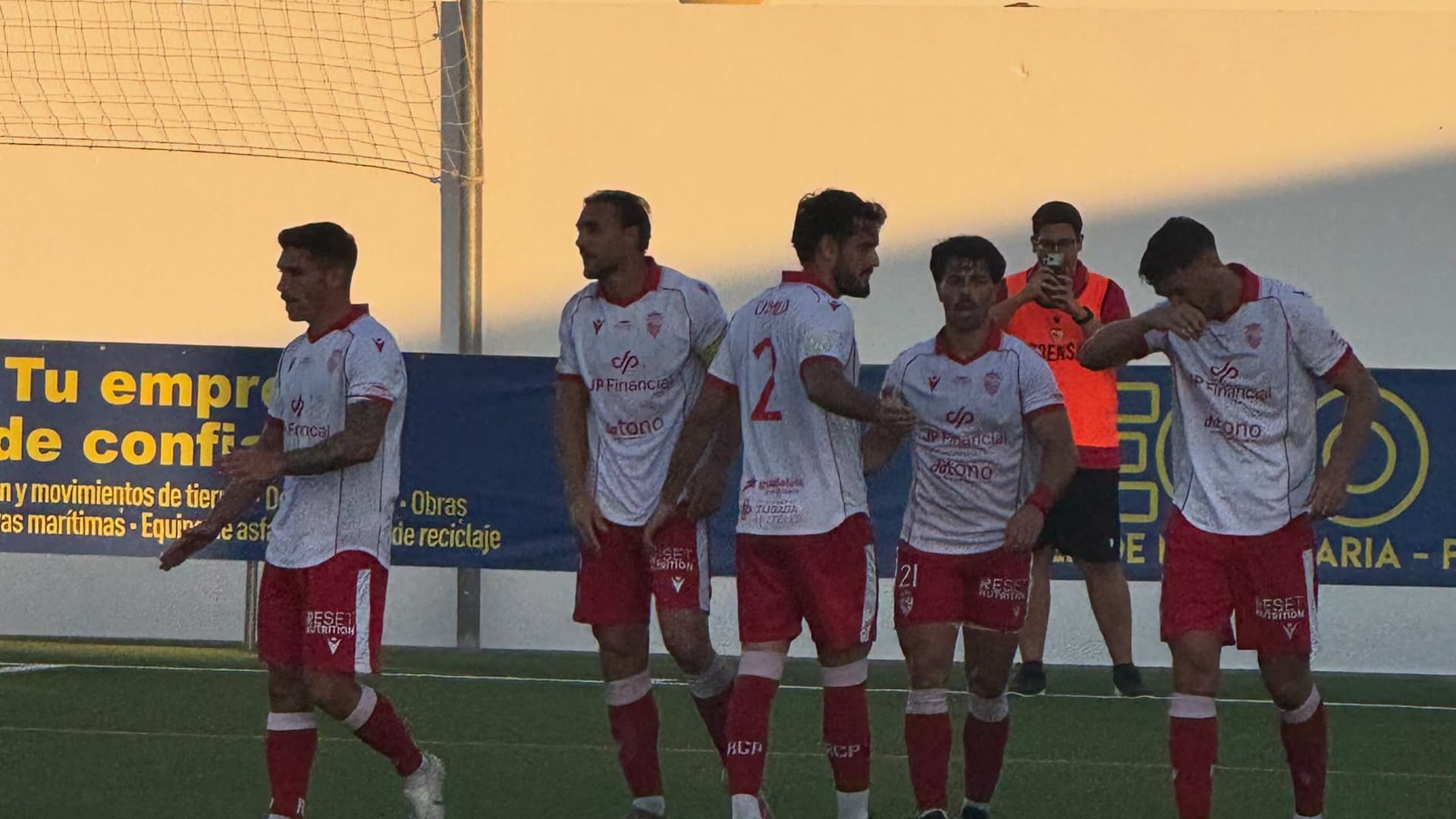 El Racing cae en Conil tras dejar escapar su ventaja en el tramo final (2-1)