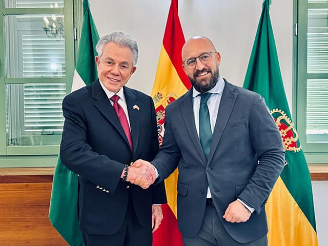 El alcalde recibe en el Ayuntamiento al embajador de Estados Unidos en España