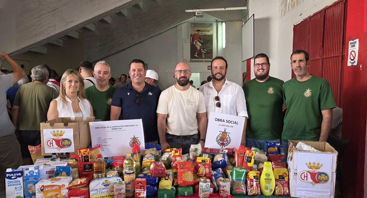 Los aficionados responden a la recogida solidaria del Racing Portuense y la Redención