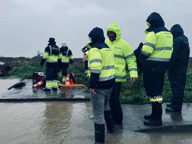 El Ayuntamiento refuerza la seguridad en Doña Blanca con la construcción de un dique de contención