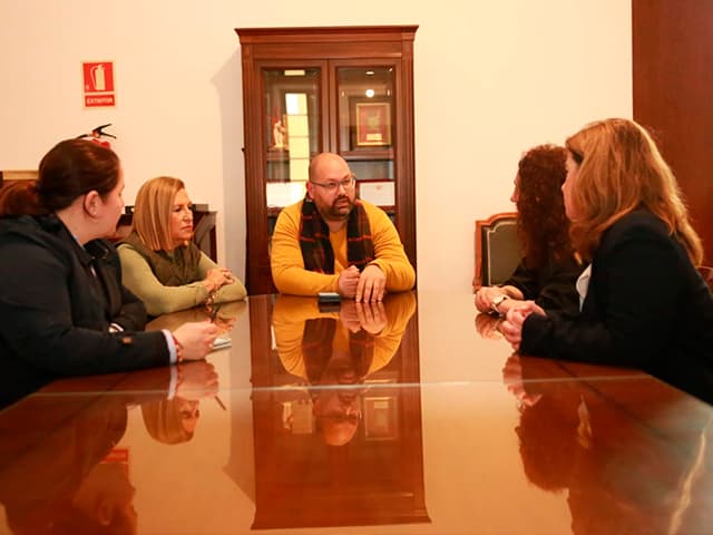 El Gobierno municipal se reúne con la Sede Humanitaria Portuense del Cáncer
