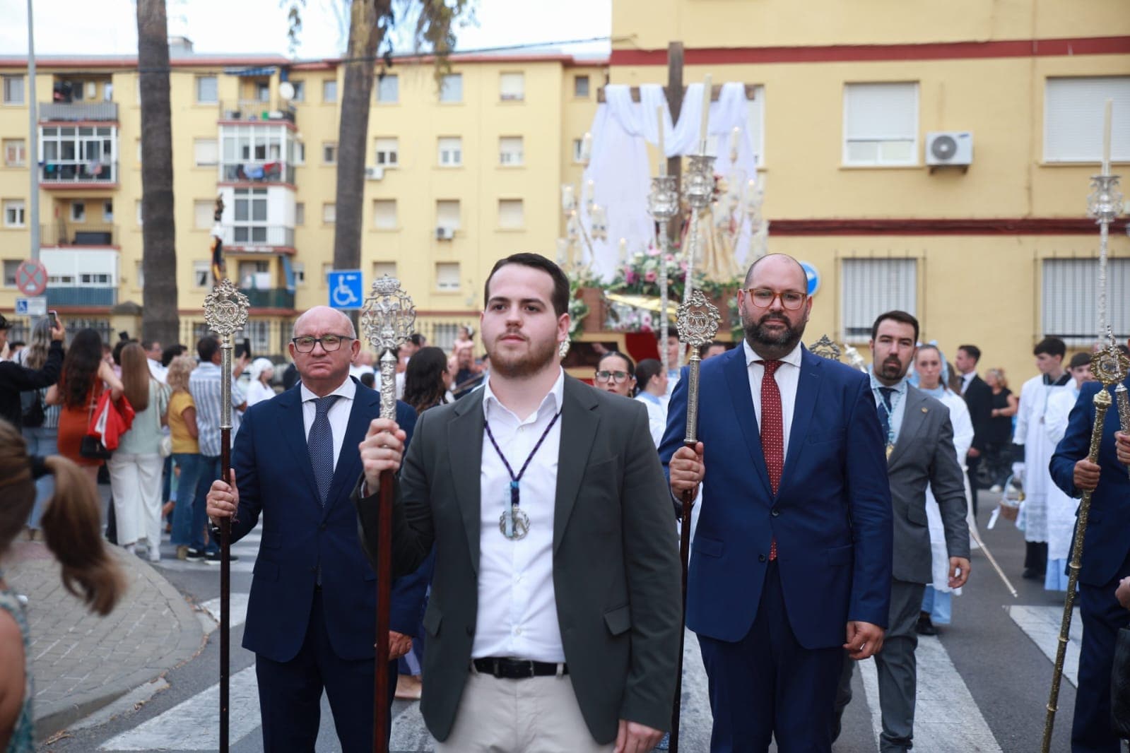 Bello y González Nieto acompañan a la Hermandad de la Borriquita en la Salida Procesional de la Santa Cruz