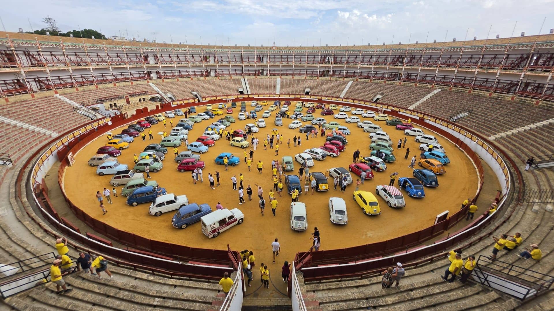 Imagen de la noticia: La Real Plaza de Toros reúne a 118 Seat 600 en la décima ruta de TraveSeat (Eventos)