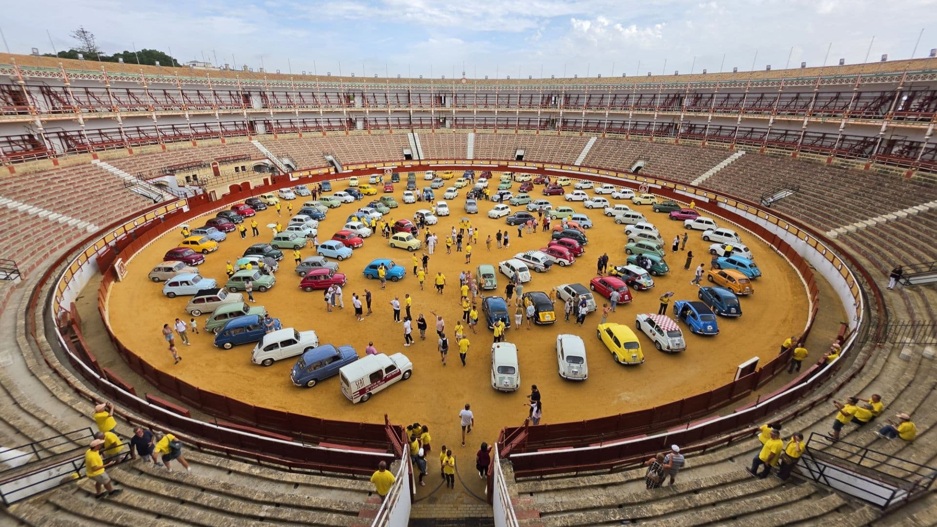 La Real Plaza de Toros reúne a 118 Seat 600 en la décima ruta de TraveSeat