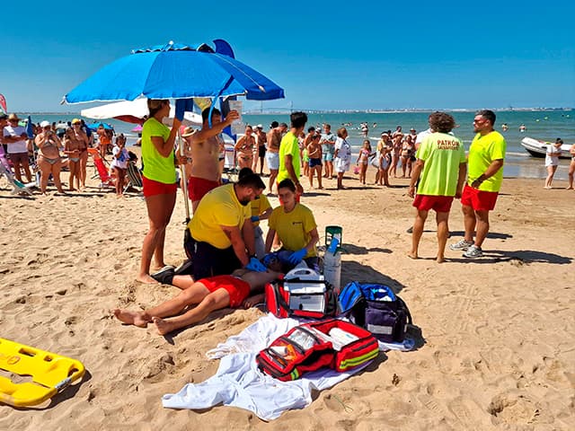 Protección Civil realiza un simulacro de rescate en la playa de Valdelagrana