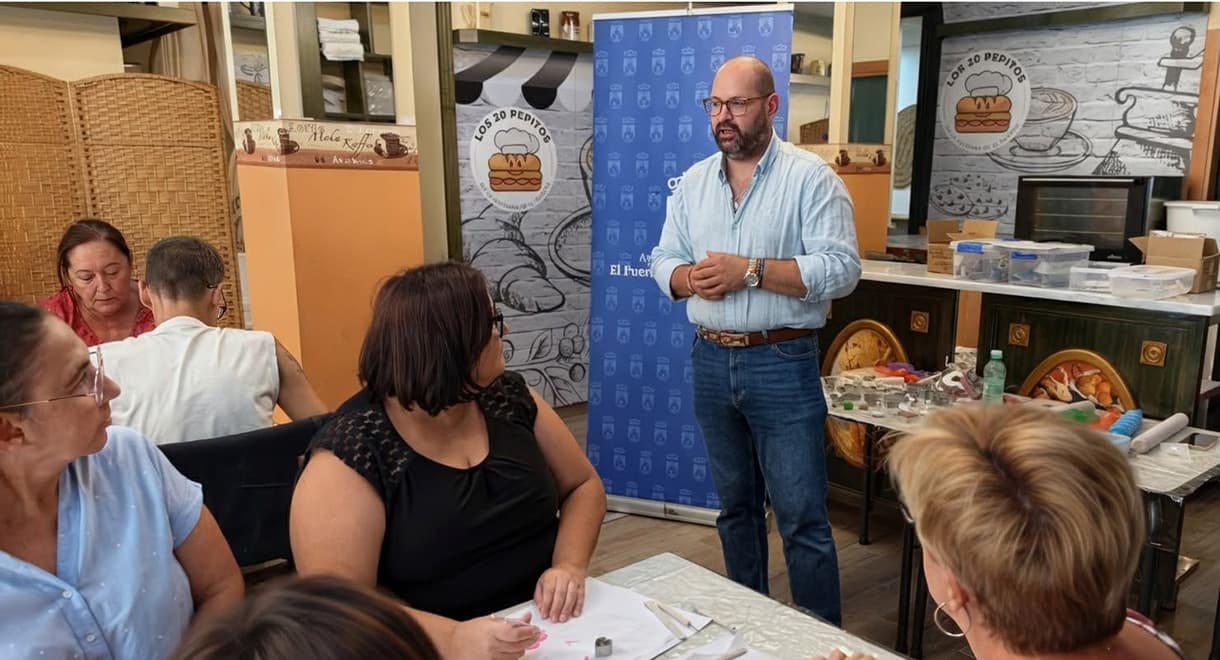 Quince personas participan en un taller gratuito de manualidades del Plan Formativo Municipal