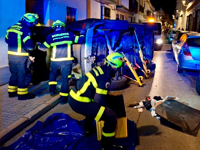Vuelca un vehículo en calle Cielo
