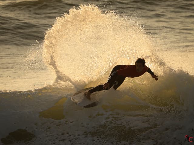 El III edición del Festival Enredados llena la playa de Las Redes de surf, música y diversión