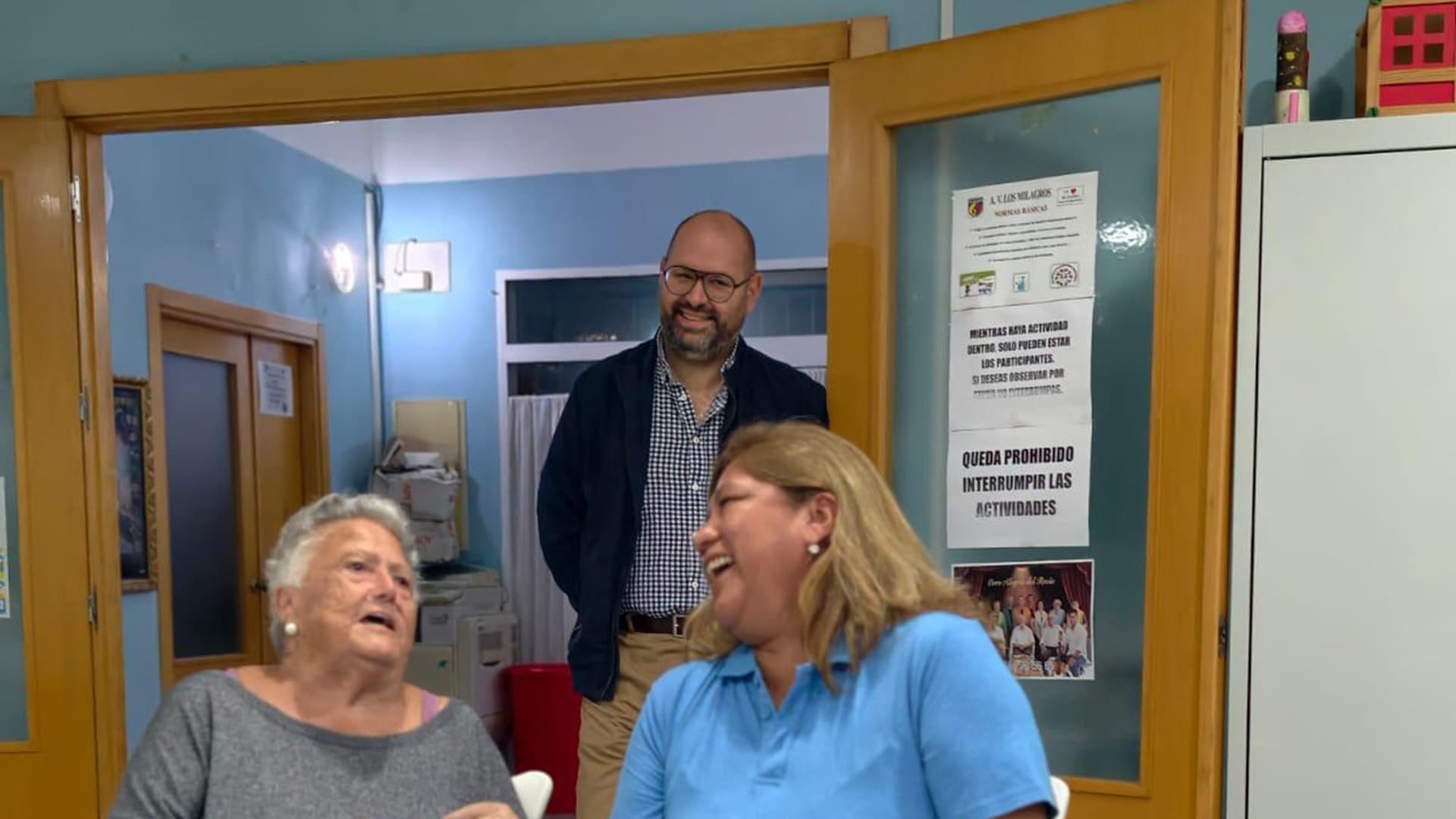 El taller de teatro y risoterapia reúne a vecinos de Los Milagros para fomentar la convivencia