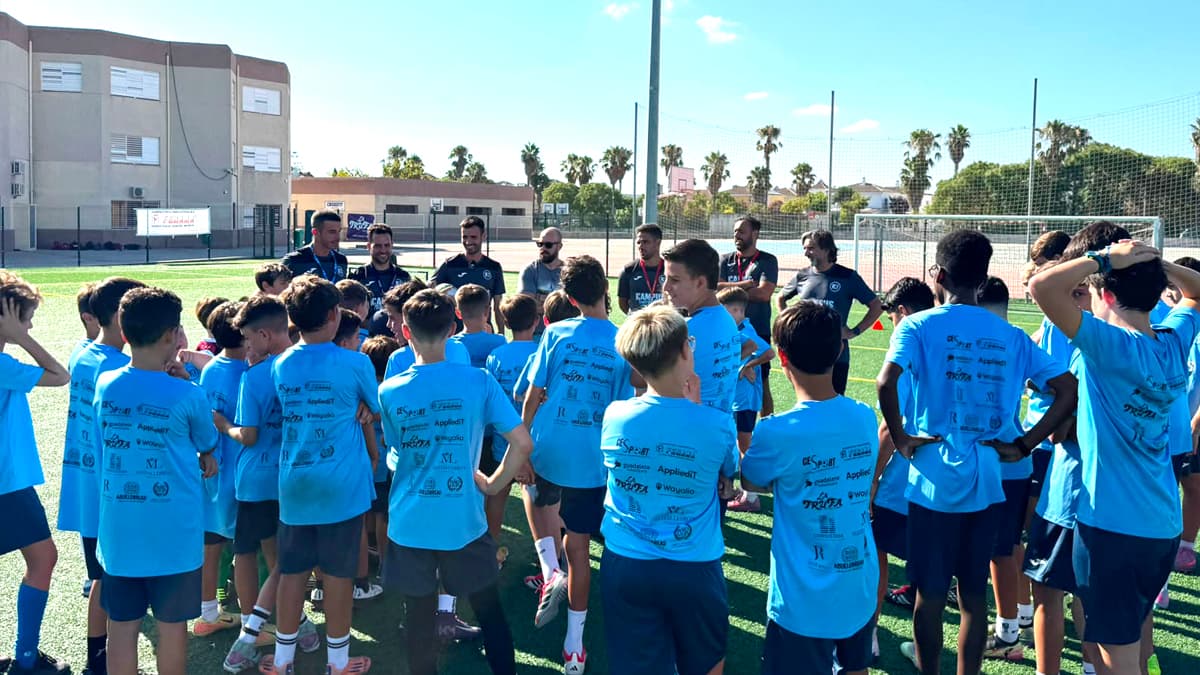 El I Campus Todo Fútbol reúne a decenas de jóvenes en Valdelagrana con deporte y actividades durante el verano