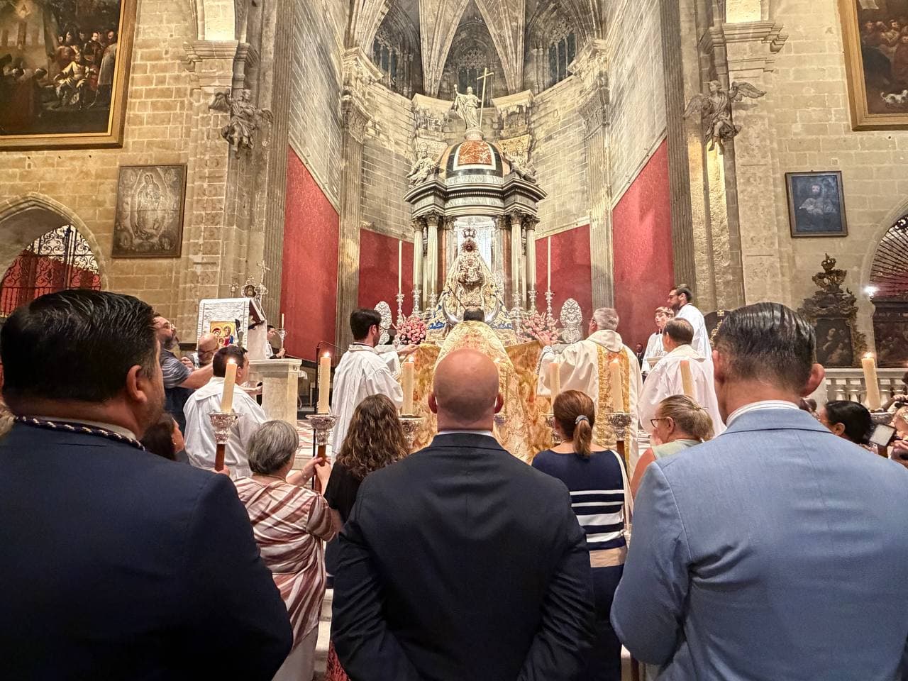 La Patrona ya está en el Altar Mayor de la Basílica a las puertas de su día grande