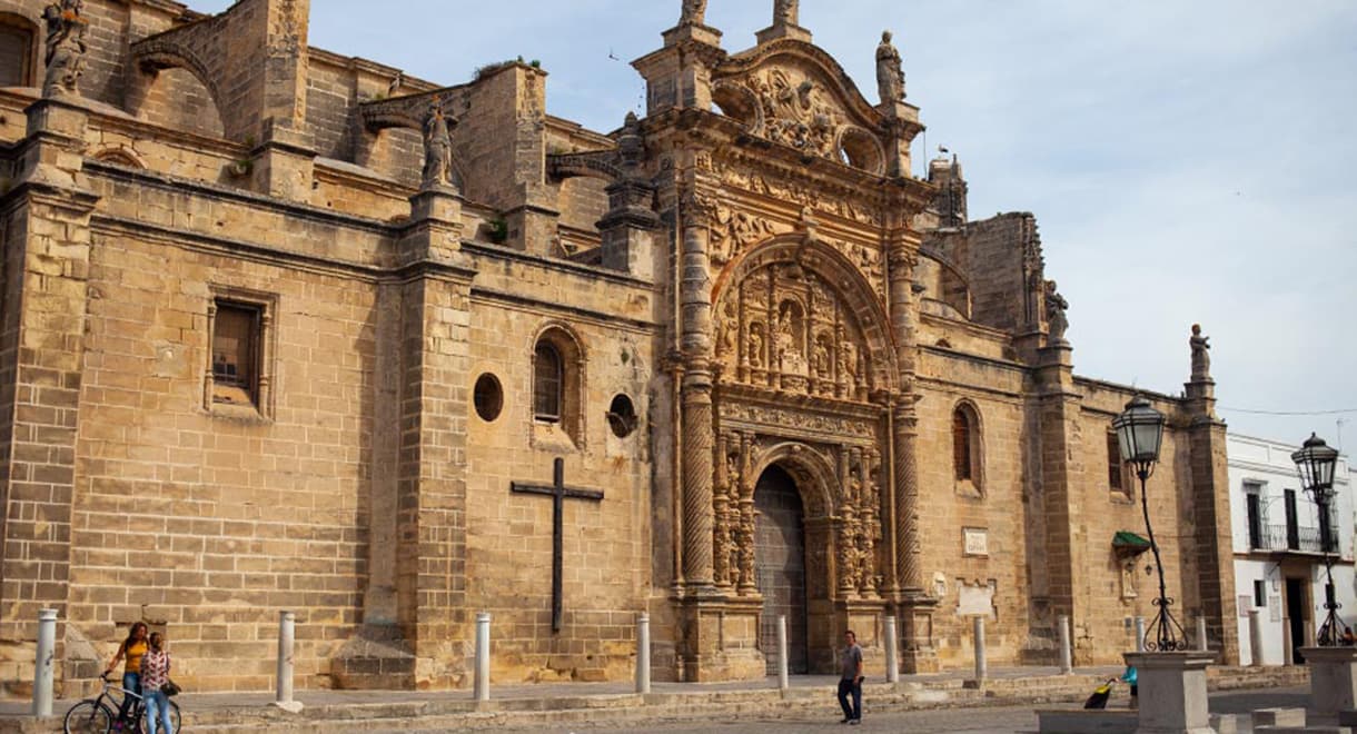 La nueva normativa diocesana eleva a diez años y 200 hermanos los requisitos para crear nuevas cofradías