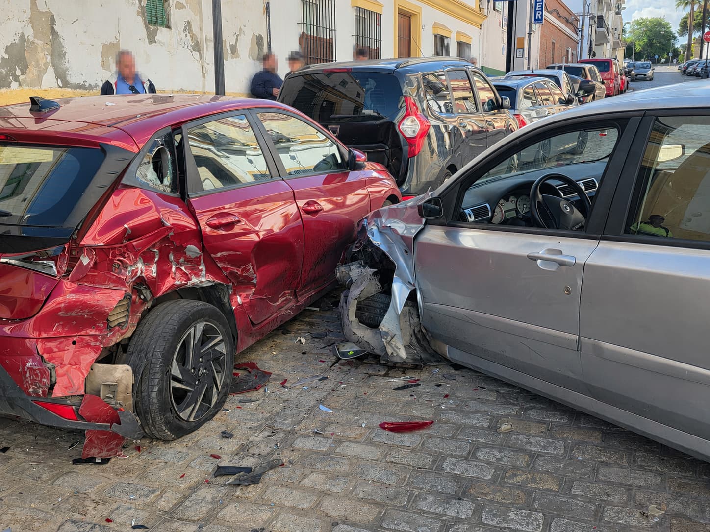 Un conductor pierde el control de su vehículo en la calle San Juan y colisiona con cinco vehículos estacionados