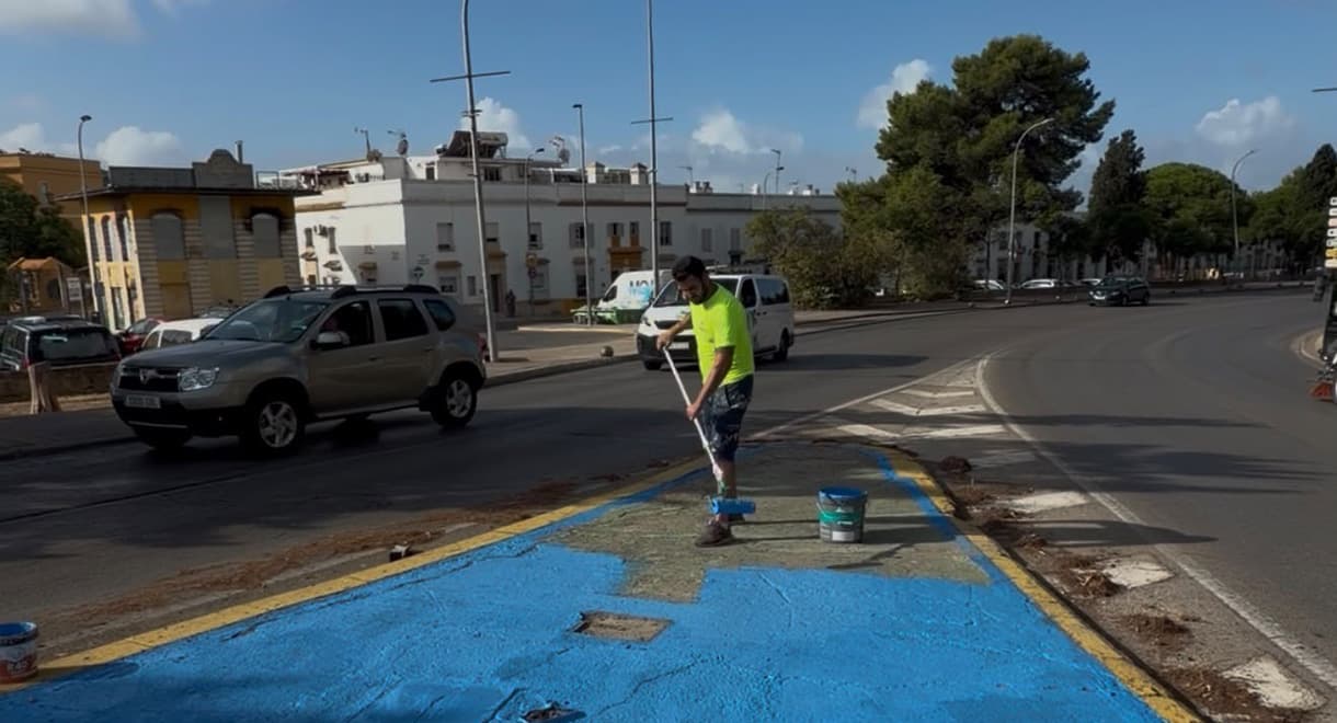 El Consistorio renueva las medianas de la ciudad con un nuevo repintado en azul
