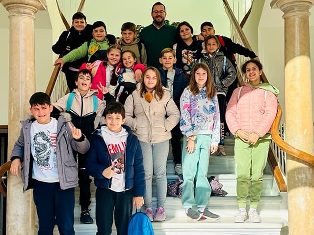 Alumnos de 5º de Primaria del CEIP José Luis Poullet visitan el Ayuntamiento en el marco de la Oferta Educativa Municipal