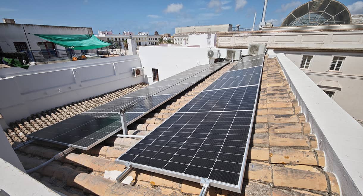 Imagen de la noticia: El Puerto Global cubrirá con energía solar cerca del 70% del consumo eléctrico de su edificio (Empresas Municipales)
