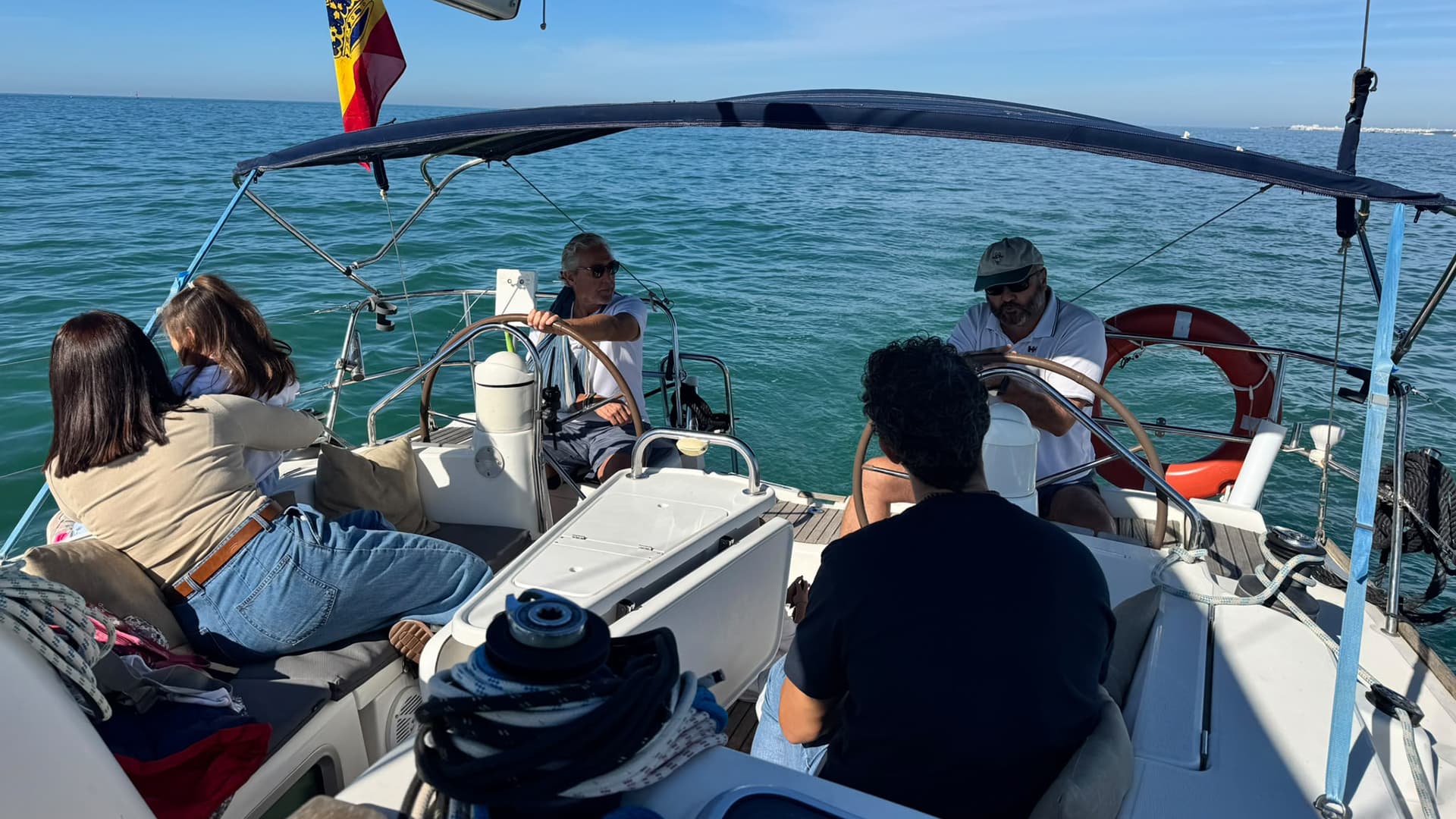 Puerto Sherry y Discakids comparten un día de mar y solidaridad con más de 50 familias