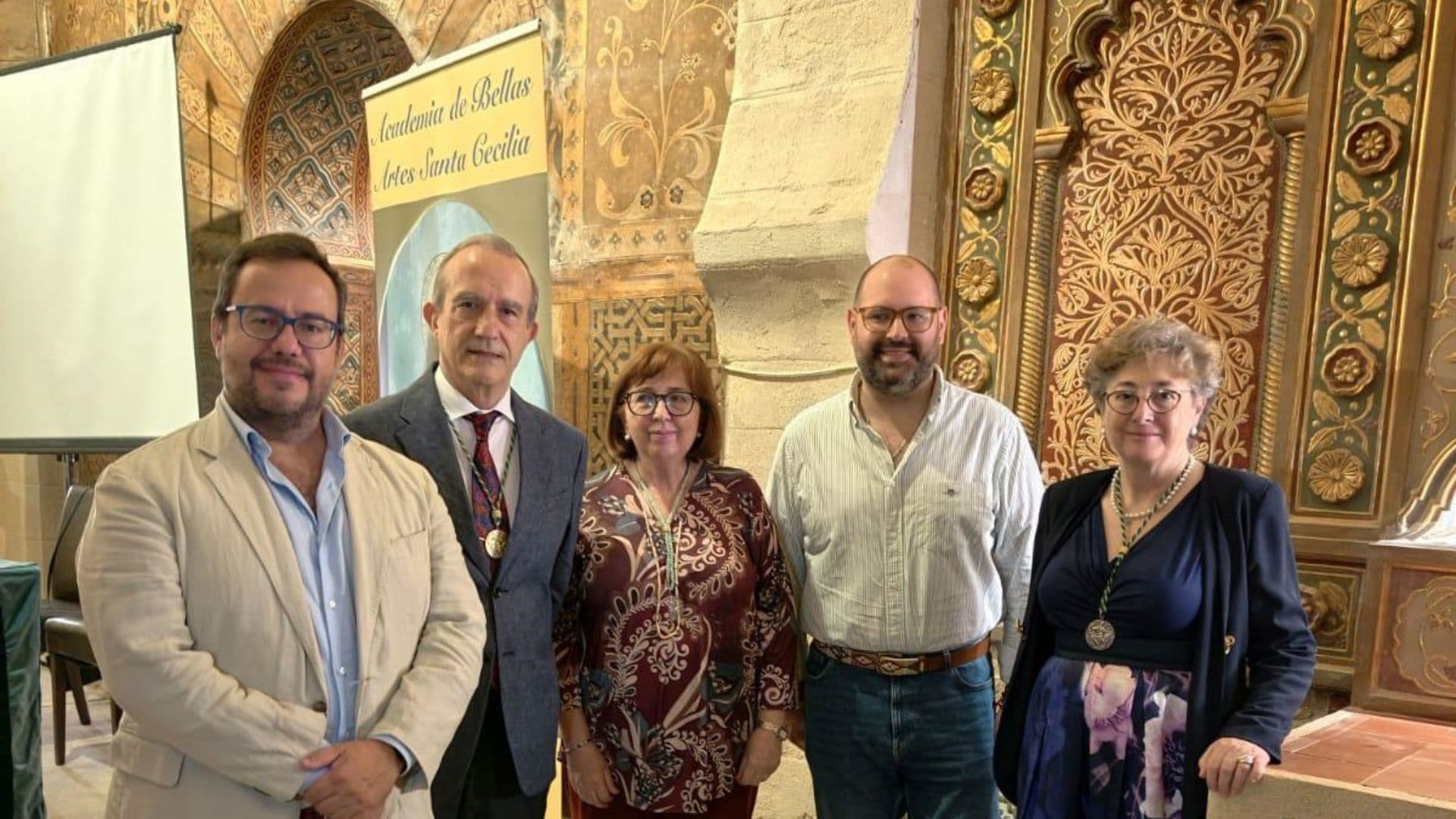 Ana Becerra culmina una trayectoria dedicada a la historia de El Puerto con su ingreso en Santa Cecilia