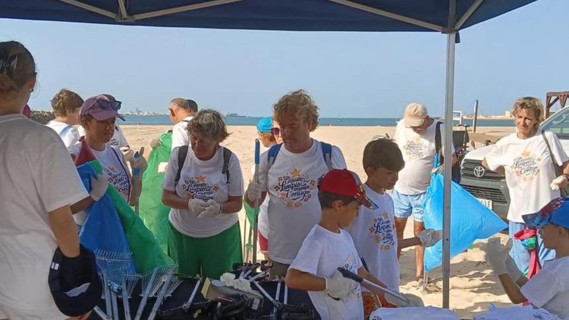El Centro Comercial El Paseo se suma al World Cleanup Day con una limpieza en La Puntilla