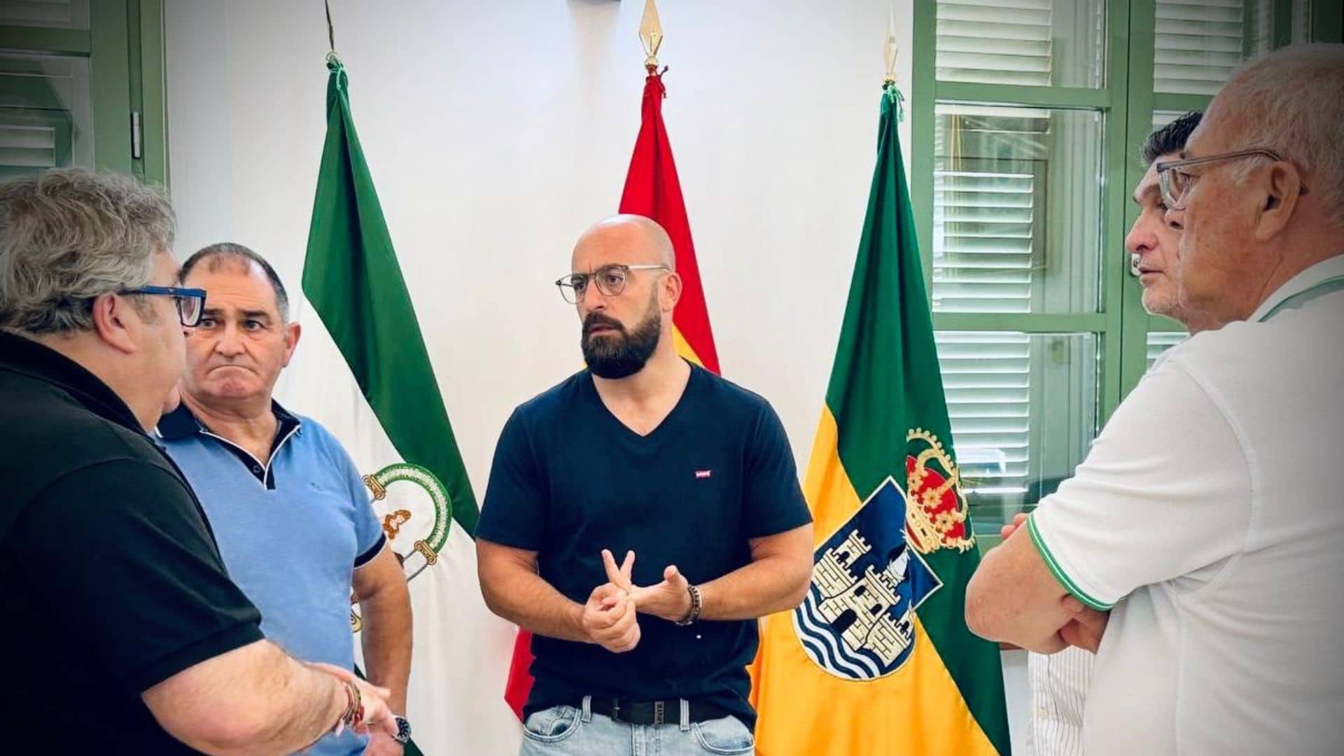 Imagen de la noticia: El Ayuntamiento muestra su apoyo al sector pesquero y reclama una solución para la lonja y el mercado mayorista (Pesca)